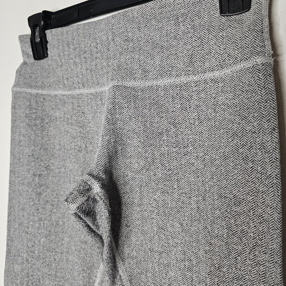 Like New Lululemon Women's Gray/Textered Activewear Leggings Size 6 - Picture 2 of 7